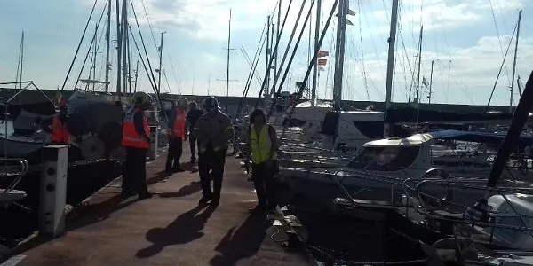 Protecció Civil realitza un simulacre d'incendi en un vaixell de pesca al port de Torredembarra