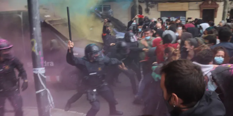 Membres dels Sindicats d'Habitatge i Arran entren a la seu d'ERC en contra d'un desnonament al Poble-sec