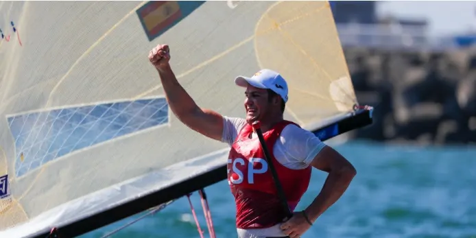 El menorquí Joan Cardona es penja el bronze de la classe Finn de vela