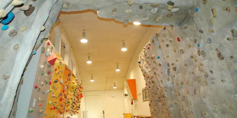 S'obre un concurs públic per a la remodelació i ampliació del búlder d’escalada del poliesportiu municipal de la Seu