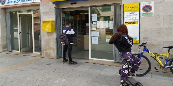 Els treballadors de Correus protesten per denunciar la manca de personal al Baix Gaià