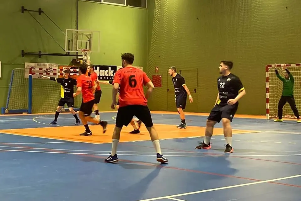 El Club Handbol Cambrils recupera el somriure amb una clara victòria davant el Castellbisbal