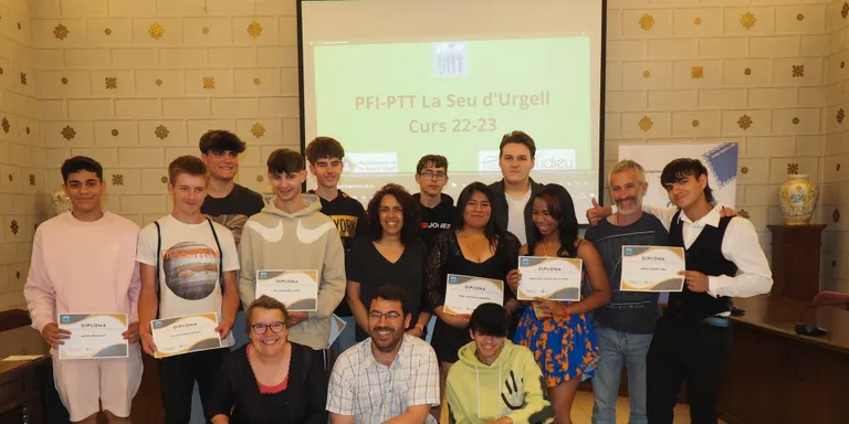 Alumnes del curs del PFI-PTT reben els seus diplomes com a auxiliars d’activitats forestals