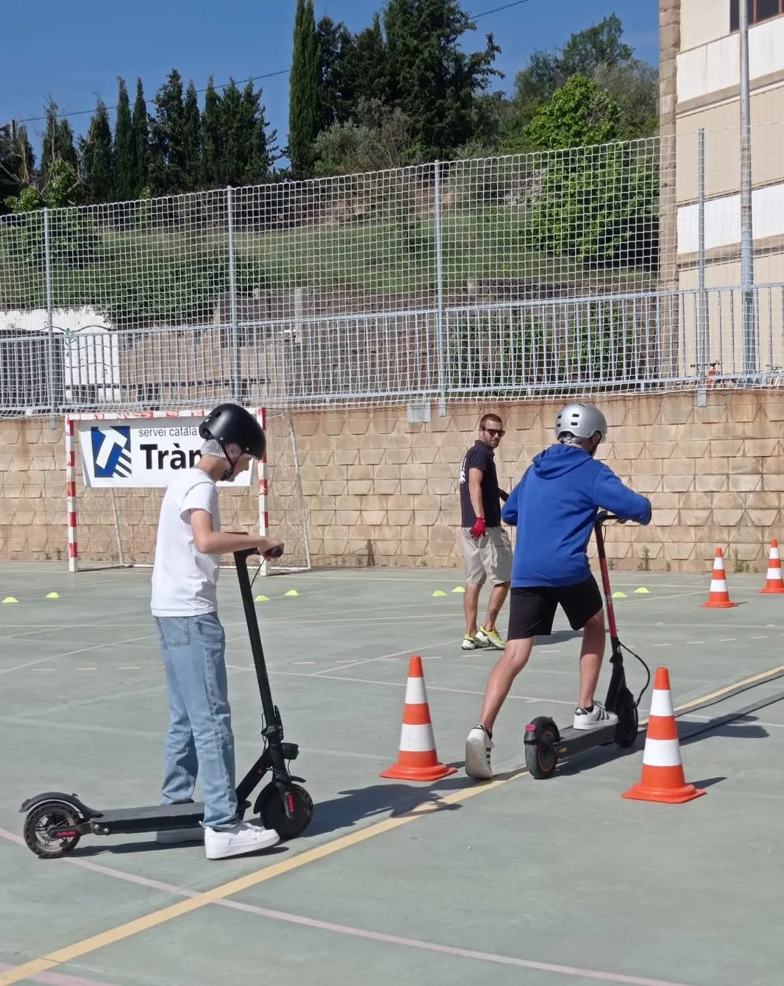 L'alumnat de 3r d'ESO de Solsona rep aquesta setmana un taller formatiu sobre la conducció de patinets elèctrics