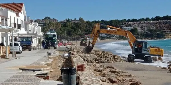 Les obres de reparació del passeig marítim d’Altafulla podrien acabar aquesta setmana