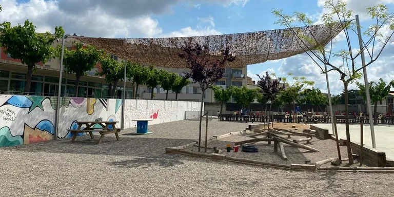 El pati de l'escola Ventura Gassol ja té zones d'ombra