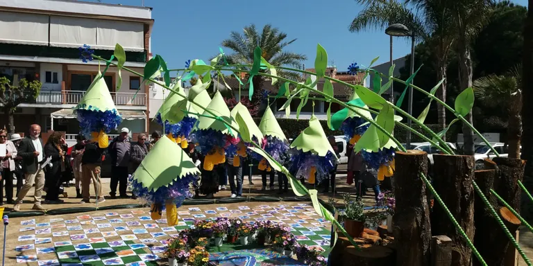 El 'Pineda Mar de Flors' ha omplert racons de la vila d'art floral i muntatges artístics