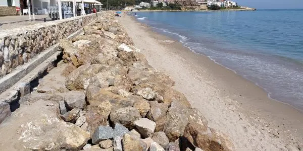Finalitzen els treballs per apuntalar el passeig d'Altafulla