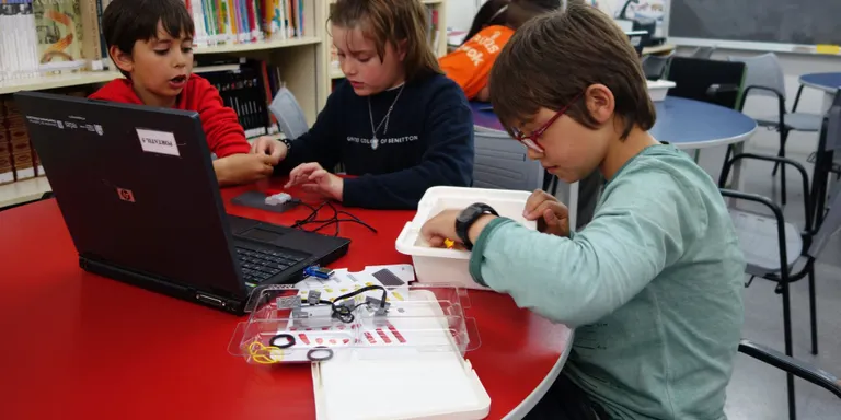 L'Escola Pau Claris introdueix els alumnes en la robòtica