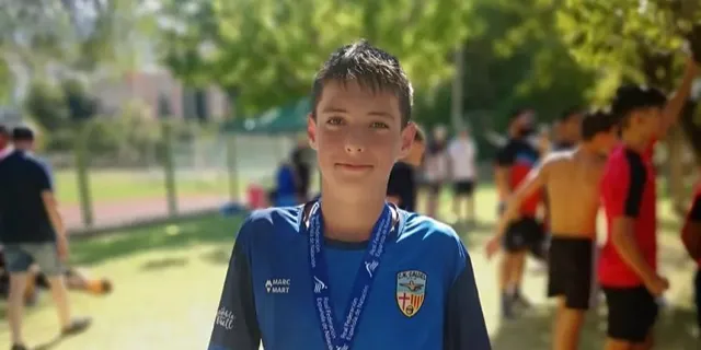 Aleix Martin, del CN Caldes, es penja la medalla de bronze en 200 espatlla al Campionat d'Espanya Aleví