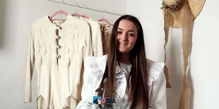 La diseñadora utrerana Helena López triunfa con una colección inspirada en los insectos y sostenible con el medio ambiente