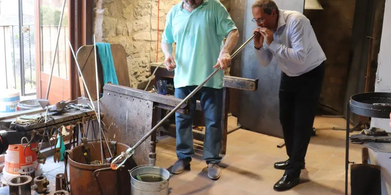 El cau Flos i Calcat prepara la botifarrada a la placeta