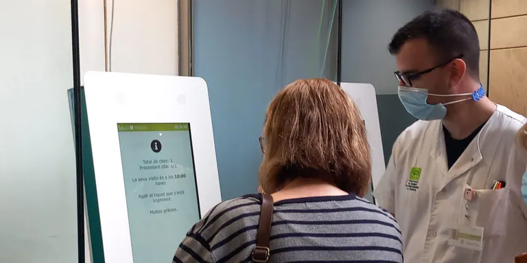 S'implanta un nou sistema de recepció i avís de pacients als hospitals comarcals de Blanes i Calella