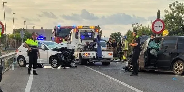 Un ferit greu en un accident de trànsit entre dos vehicles a Roda de Berà
