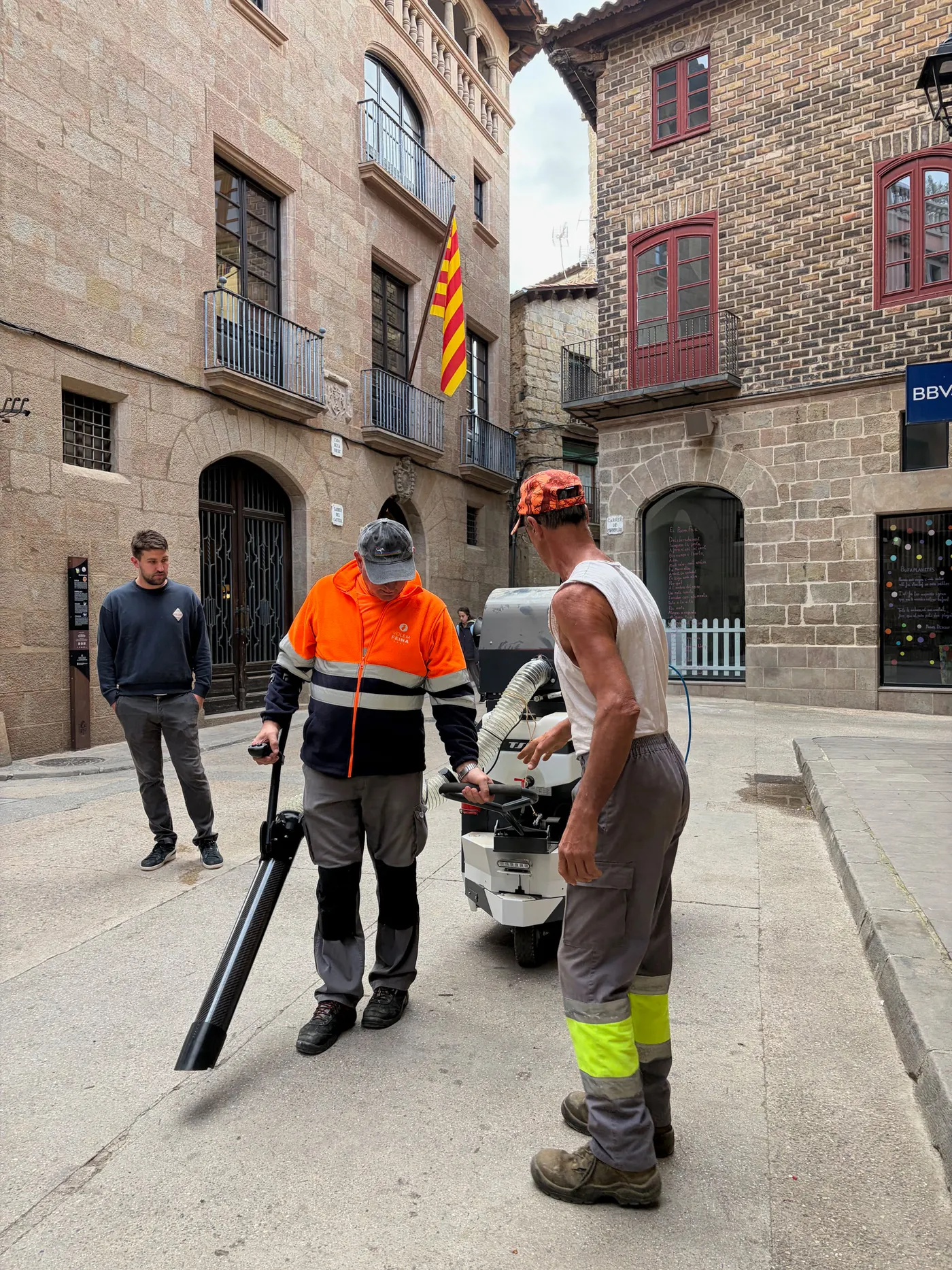L’Ajuntament de Solsona signa un conveni amb Volem Feina per reforçar el manteniment dels parcs infantils i els espais verds