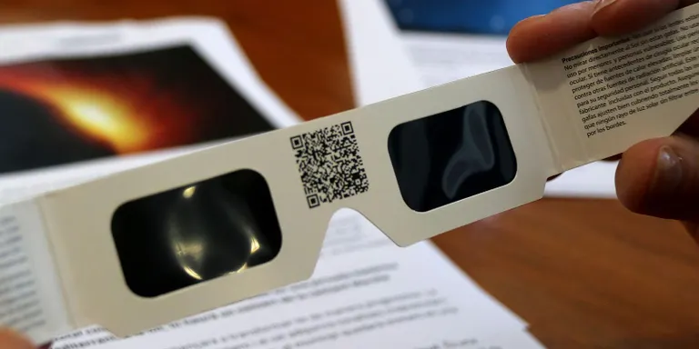 Salut alerta del risc de mirar l’eclipsi solar sense protecció homologada