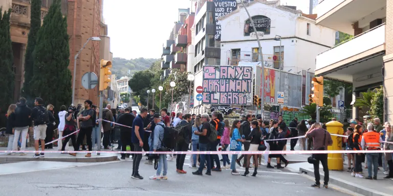Dispositiu policial de màxima seguretat a la Bonanova per les protestes contra les cases okupades La Ruïna i El Kubo