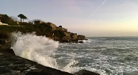 SIN INCIDENCIAS POR LAS GRANDES OLAS EN HONDARRIBIA