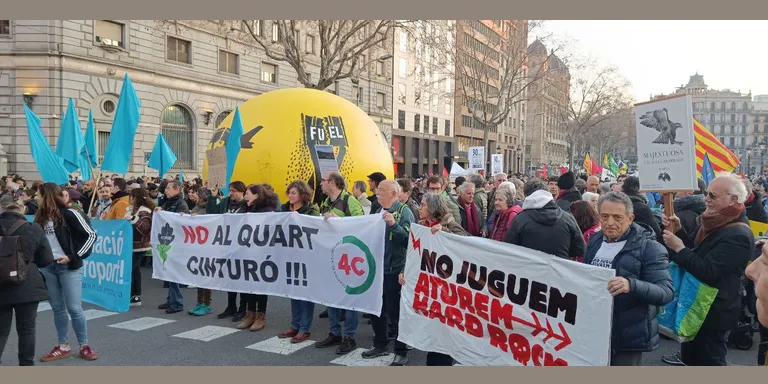 Milers de persones es manifesten a Barcelona contra el Hard Rock, l’ampliació del Prat i el Quart cinturó