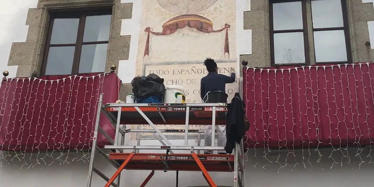 Tapen el gravat de la Constitució de Cadis de la façana de l'Ajuntament