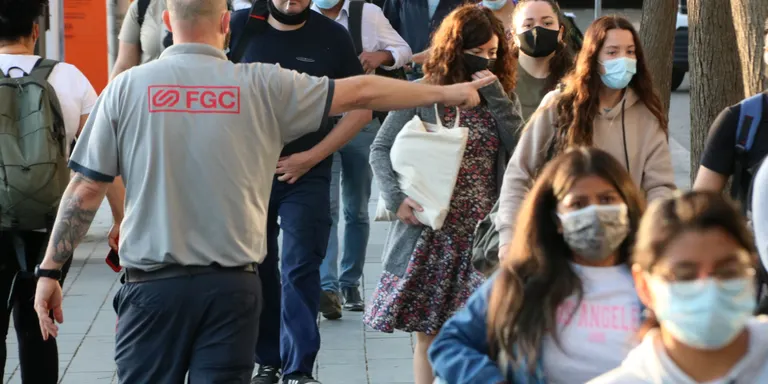 Corredisses i busos plens a les estacions d'FGC a Sant Boi de Llobregat el primer matí feiner de transport alternatiu