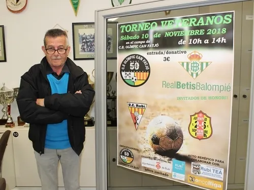 El president de l'Olímpic, José Piña, posant amb el cartell del torneig de veterans / Arxiu