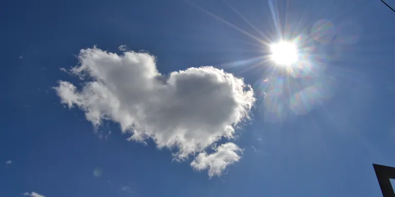 Temps assolellat amb algun núvol de tarda