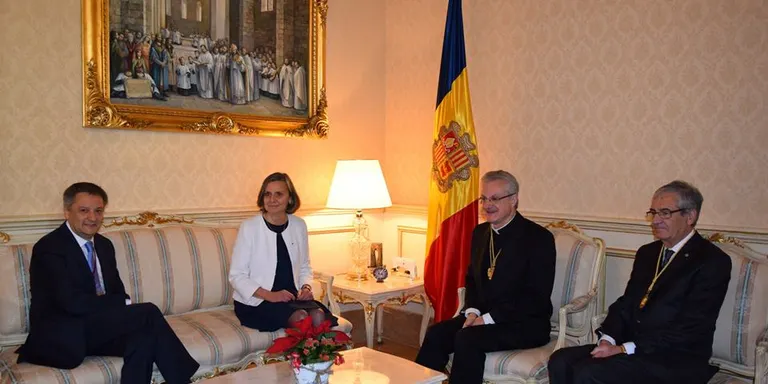 Joan-Enric Vives rep les cartes credencials de la nova ambaixadora de França a Andorra