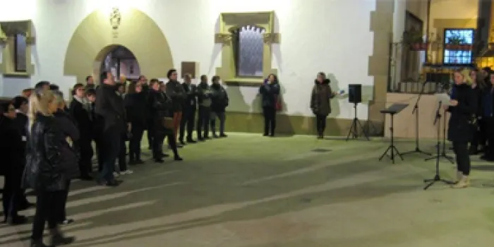 Una quarantena de persones s'apropen al Calisay per commemorar el Dia Internacional de la Dona