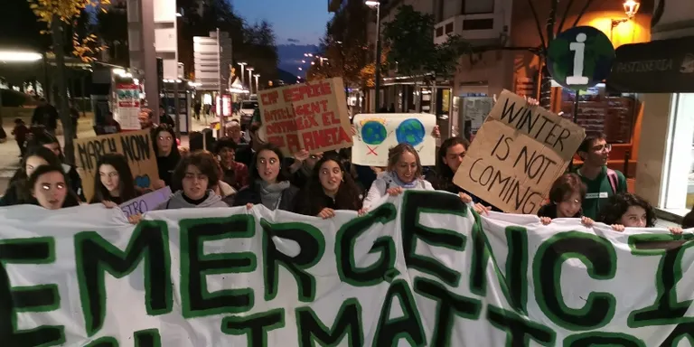 Els joves de ‘Friday for Future’ es manifesten contra el ‘Black Friday’
