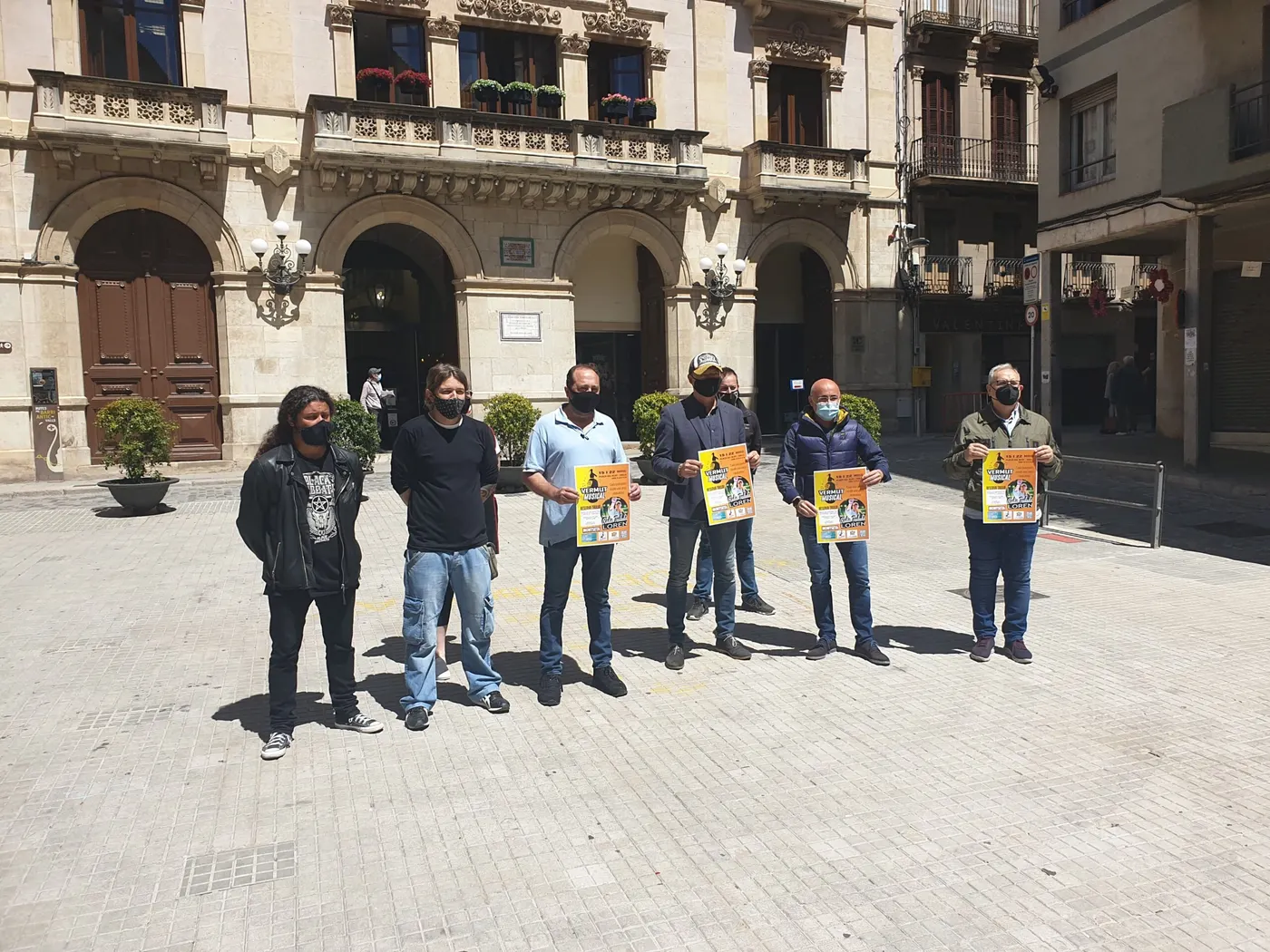 Vermuts musicals a la plaça del Blat amb el Loren