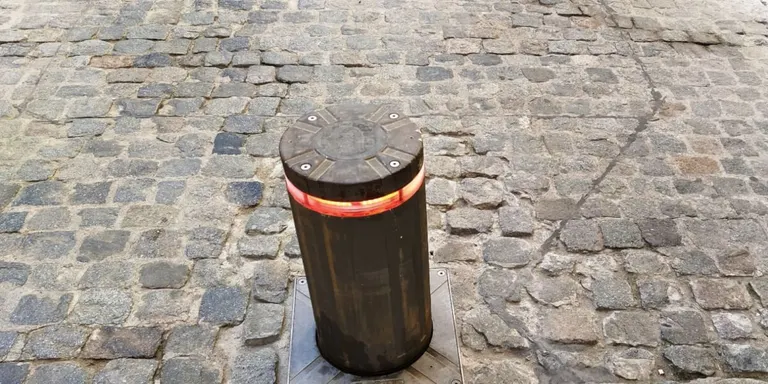La pilona del Carrer Sió torna a funcionar