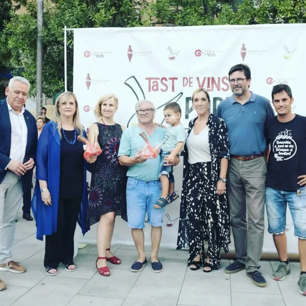 Valls lliura els tres porrons commemoratius de la Firagost 2022