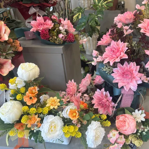 La flor artificial guanya terreny a la natural amb motiu de Tots Sants