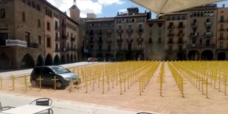 Absolt l'home que va entrar en cotxe a la plaça Major de Vic per envestir creus grogues plantades a terra