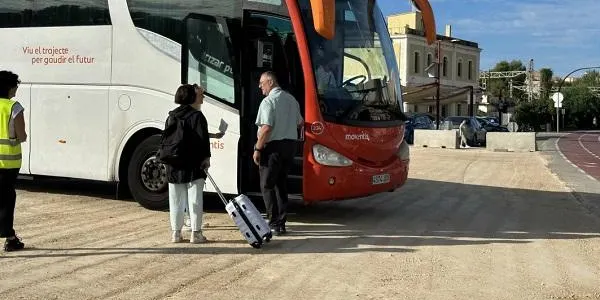 Torredembarra vol fer ús del solar annex a l’estació de trens que ara acull el transport alternatiu en busos
