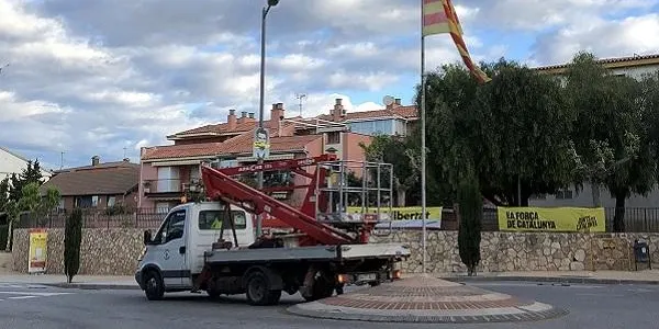 L’estelada oneja a l’avinguda Marquès de Tamarit per Sant Jordi