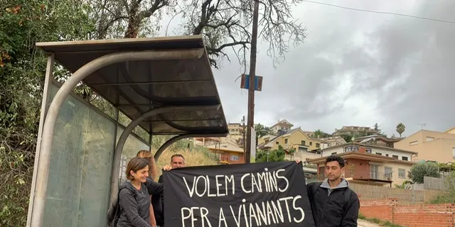 Caminada ahir diumenge per reclamar un camí que uneixi la urbanització «Els Saulons» amb el centre del poble