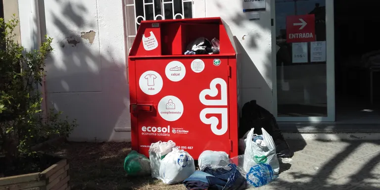 Càritas de Santa Maria de Pineda informa que mentre no torni la plena normalitat, no recollirà més roba pel Rober Solidari del Carrer de Mar