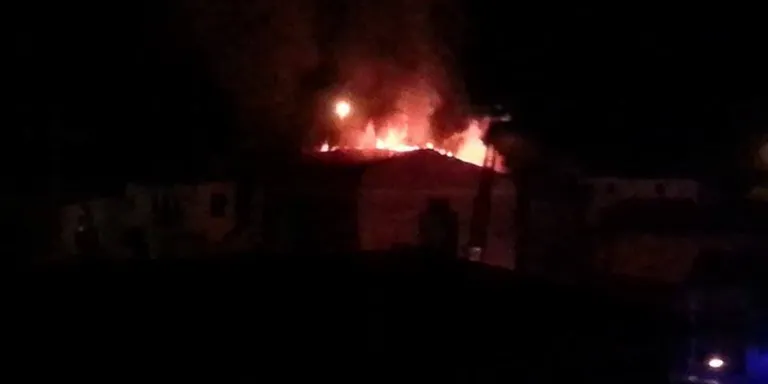 Incendi en una casa abandonada de la Seu