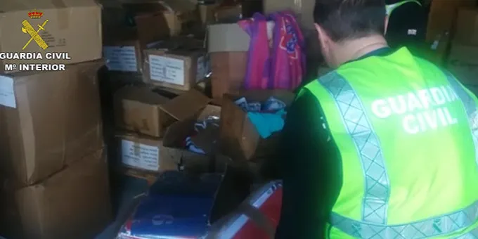 La Guàrdia Civil confisca 20.000 peces de roba falsificada en un magatzem de Pineda