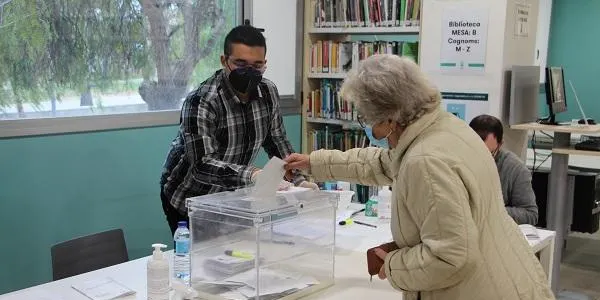 Els vilatans d’Altafulla respecten les franges horàries diferenciades per exercir el seu dret a vot de forma segura