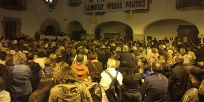 Uns 700 arenyencs es concentren a la plaça de l’Ajuntament per defensar les institucions democràtiques de Catalunya
