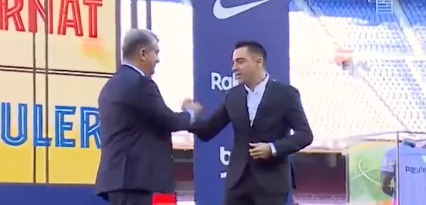 Xavi firma el contracte amb el Barça davant de 10.000 persones