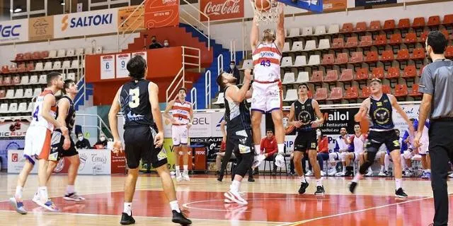 Exhibició del CB Valls en el derbi contra l’ADT