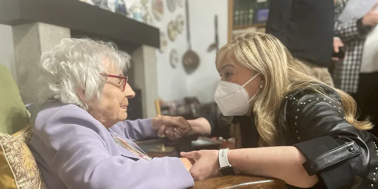 Divendres a la tarda la consellera de Drets Socials, Violant Cervera, va lliurar la medalla centenària a Teresa Colomer, pels seus 100 anys
