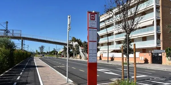 El passeig Miramar de Torredembarra s'estrena com a nou punt de parada per al servei de bus interurbà del municipi