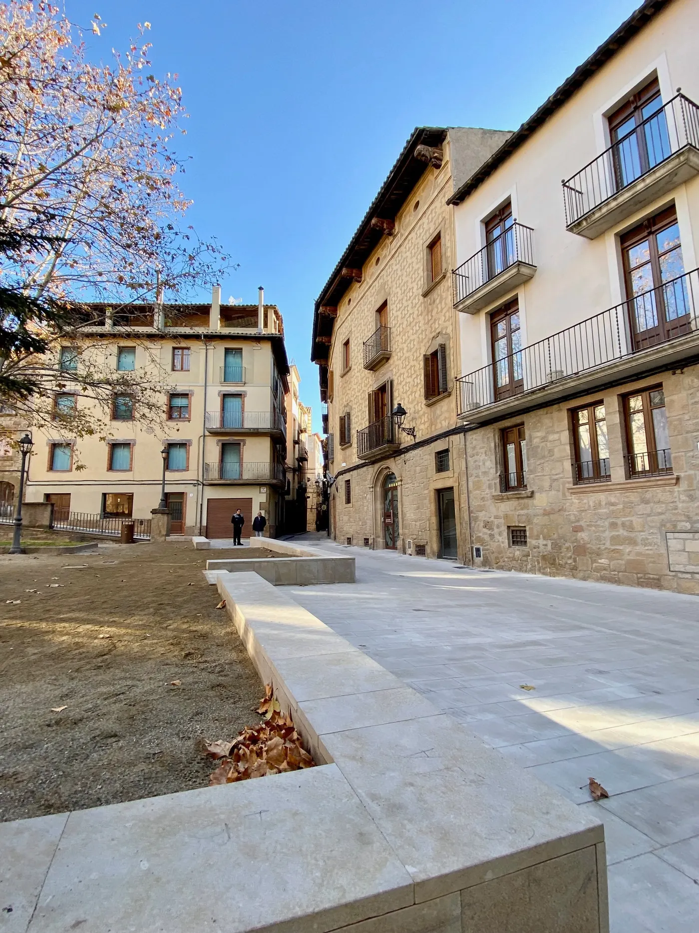 Reobren el carrer de Llobera després de les obres de pacificació i accessibilitat