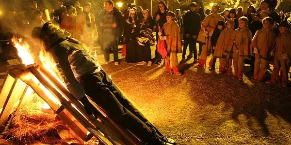 L’enterrament de Sa Majestat Carnestoltes posa el punt i final al Carnaval d’Altafulla