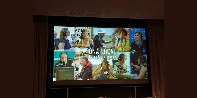 Bona assistència de públic, majoritàriament professionals de la ràdio, a l'estrena del documental on apareix Ràdio Arenys
